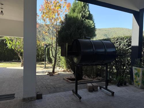 una televisione su un supporto in un patio di El descanso a El Rodeo