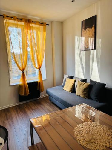 - un salon avec un canapé bleu et 2 fenêtres dans l'établissement Fine bulle en Champagne - 1 chambre - Terrasse, à Épernay