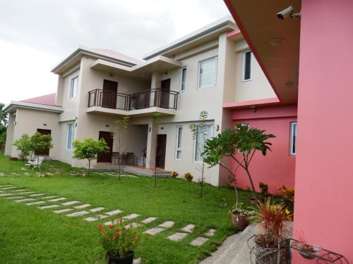 a house with pink and white at Mei Jung B&B in Zhixue
