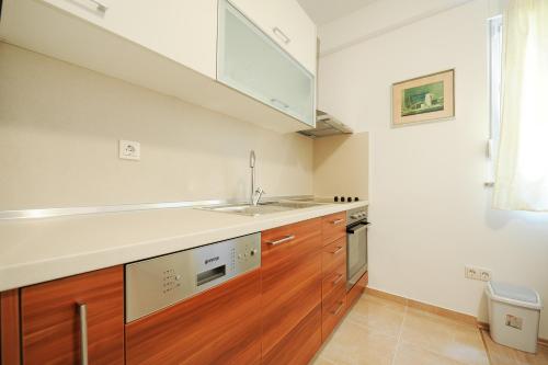 Een keuken of kitchenette bij Little Cosy Apartment