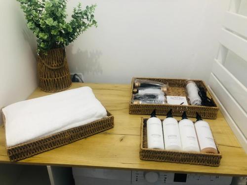 une table avec deux paniers en haut dans l'établissement T2 standing neuf, à Castelsarrasin