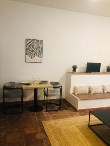 un salon avec une table et un canapé dans l'établissement T2 standing neuf, à Castelsarrasin