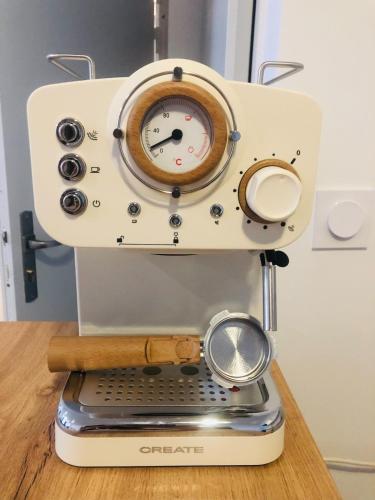 - une cafetière avec un réveil dans l'établissement T2 standing neuf, à Castelsarrasin