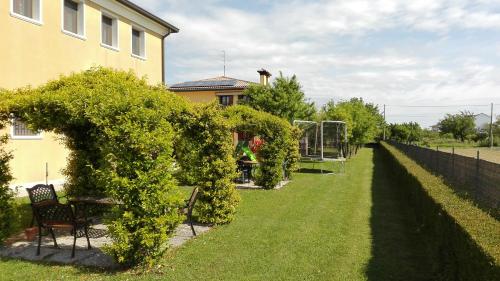 a hedge in the yard of a house at Agriturismo Il Melograno in Tessera