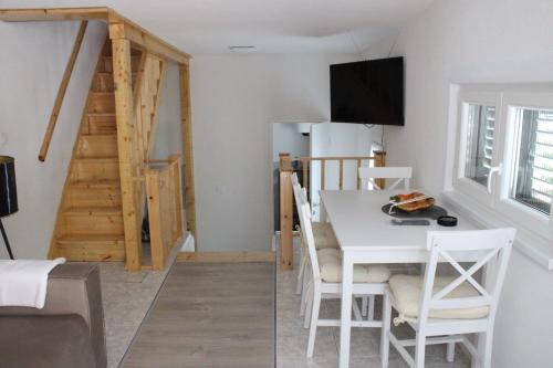 kuchnia i jadalnia ze stołem i schodami w obiekcie Apartments and rooms with parking space Premantura, Medulin - 24363 w Puli