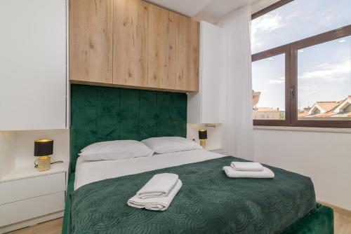 Apartments by the sea Pula - 24381