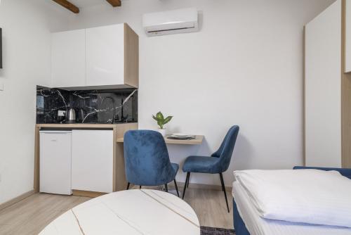Apartments by the sea Pula - 24381