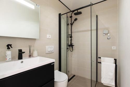 Un baño con lavabo y ducha en Apartments by the sea Baska, Krk - 24433, en Baška