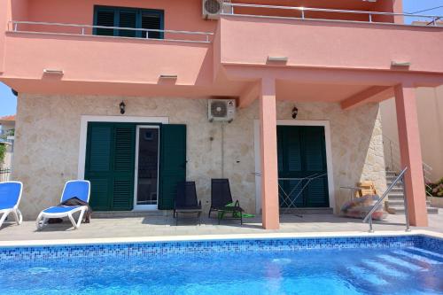 Family friendly house with a swimming pool Sibenik - 24444