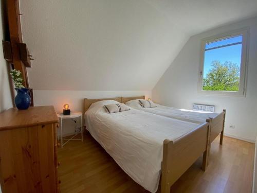 une chambre avec un grand lit blanc avec une fenêtre dans l'établissement Holiday Home in Périgord Noir near Dordogne, à Carsac-Aillac