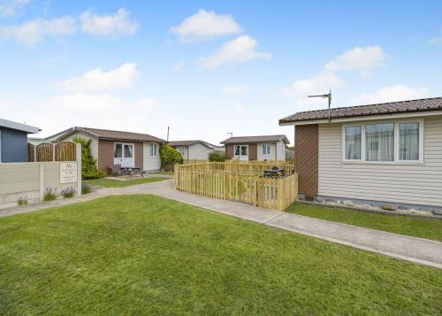 AnderbyにあるRavenna Holiday Parkの柵付家