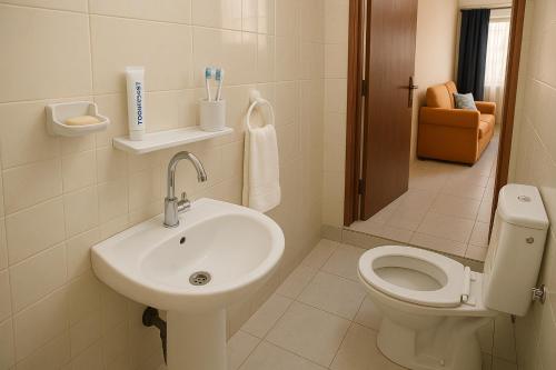 NgorChambre meublée à Ngor dans une zone calme et accessible的带水槽和马桶的白色浴室