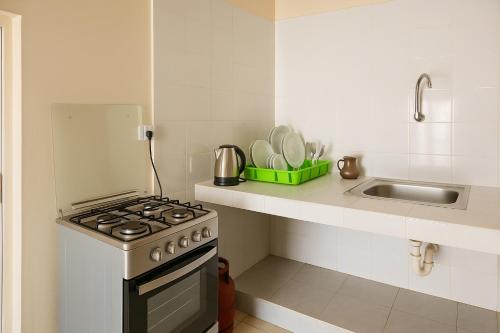 NgorChambre meublée à Ngor dans une zone calme et accessible的厨房配有炉灶和水槽