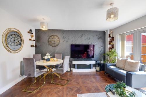 a living room with a table and a couch at Meyers Close Modern 3 Bedrooms and 2 Bathrooms in Slough