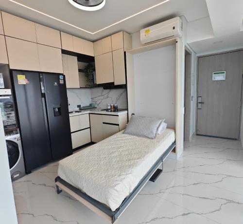Η κουζίνα ή μικρή κουζίνα στο Luxurious VIP waterfront suite with pool