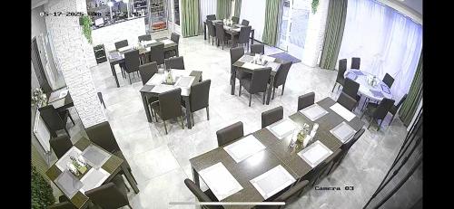 an overhead view of a restaurant with tables and chairs at Hotel Dalia in Gilău