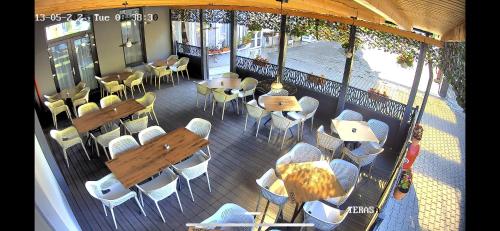 an overhead view of a restaurant with tables and chairs at Hotel Dalia in Gilău