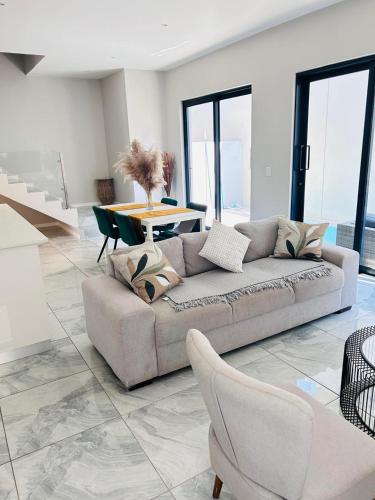 Posezení v ubytování Prime 3 Bedroom Bryanston Townhouse in Secure Estate