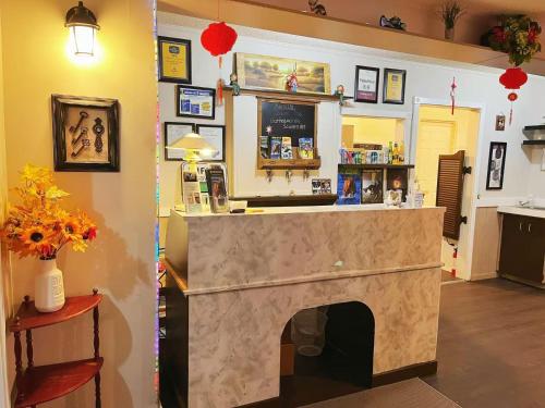Ο χώρος του lounge ή του μπαρ στο Rivermount Motel