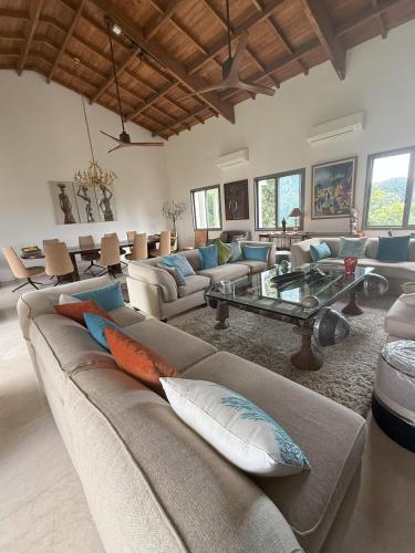 Khu vực ghế ngồi tại La Villa JFL