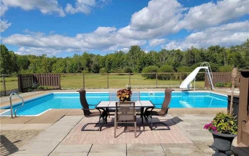 La pileta dentro o cerca de A getaway in Niagara from hustle bustle