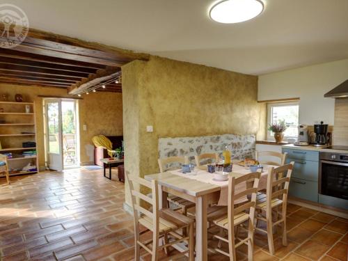 une cuisine et une salle à manger avec une table et des chaises dans l'établissement Gîte charmant avec 2 chambres et jardin, tout équipé en campagne avec Wi-Fi et parking gratuit - FR-1-496-226, à Amions
