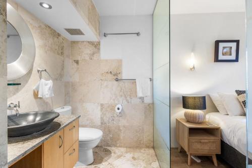 un baño con lavabo e inodoro en 7 28 Viewland Drive Noosa Heads, en Noosa Heads