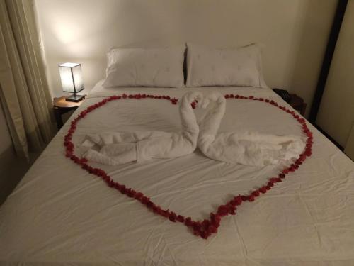 Un ou plusieurs lits dans un hébergement de l'établissement STUDIO DELUXE OCEAN VIEW in TAMBULI SEASIDE RESORT & SPA only 1 residential pool is free to use