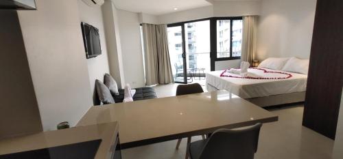 Un ou plusieurs lits dans un hébergement de l'établissement STUDIO DELUXE OCEAN VIEW in TAMBULI SEASIDE RESORT & SPA only 1 residential pool is free to use