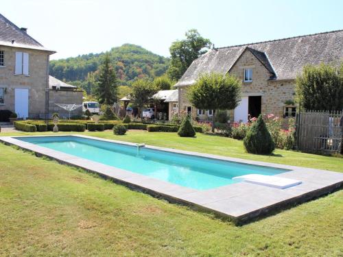 une piscine dans une cour à côté d'une maison dans l'établissement Charmante maison, jardin paysagé, piscine, proche sites préhistoriques et Sarlat - FR-1-616-195, à Pazayac