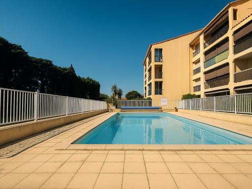 une piscine devant un immeuble dans l'établissement Argelès-sur-Mer : Duplex T2 pour 2 pers. avec parking - FR-1-309-503, à Argelès-sur-Mer