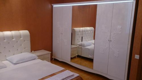 Postel nebo postele na pokoji v ubytování Baku Butik Mini-Hotel
