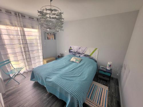 une chambre avec un lit et un lustre dans l'établissement Maison rénovée avec jardin et terrasse au cœur de La Chaume, proche plage, WiFi - FR-1-92-944, à Les Sables-dʼOlonne