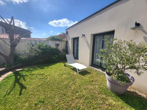 Maison rénovée avec jardin et terrasse au cœur de La Chaume, proche plage, WiFi - FR-1-92-944