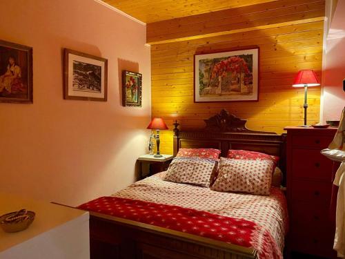 - une chambre dotée d'un lit avec des draps rouges et blancs dans l'établissement Appartement 3 pièces pour 8 à L'Alpe d'Huez avec terrasse - FR-1-405-370, à Huez