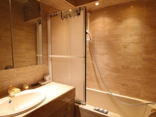 une salle de bain avec une douche, un lavabo et une baignoire dans l'établissement Appartement 3 pièces pour 8 à L'Alpe d'Huez avec terrasse - FR-1-405-370, à Huez