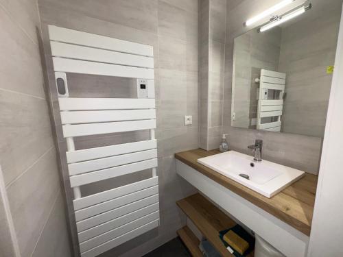 une salle de bain avec un lavabo et un miroir dans l'établissement Appartement rénové à 50m de la mer pour 6 pers. - FR-1-323-579, à Saint-Jean-de-Monts