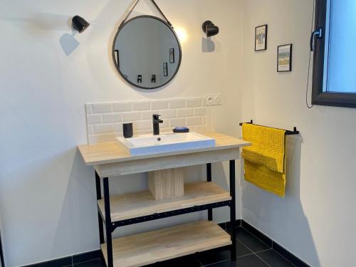 une salle de bain avec un lavabo et un miroir dans l'établissement Maison neuve pour couple près plage des Dunes avec parking - FR-1-231-338, à Bretignolles-sur-Mer