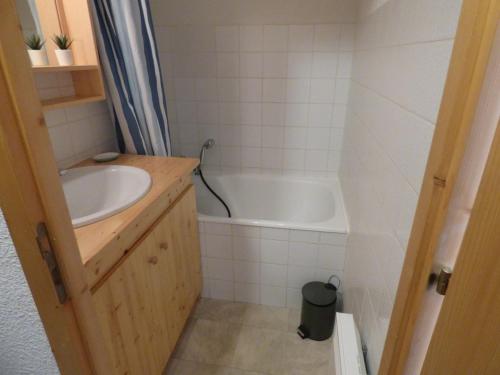 une salle de bain avec un lavabo et une baignoire dans l'établissement Studio rénové 4 pers - accès direct aux pistes - FR-1-458-224, au Grand-Bornand