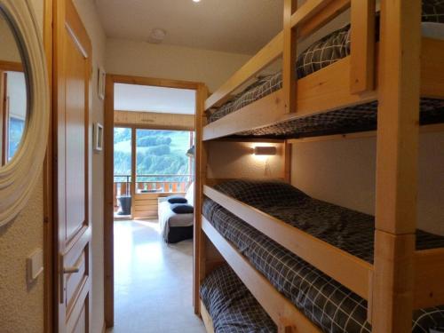 une chambre avec deux lits superposés dans une pièce dans l'établissement Studio rénové 4 pers - accès direct aux pistes - FR-1-458-224, au Grand-Bornand