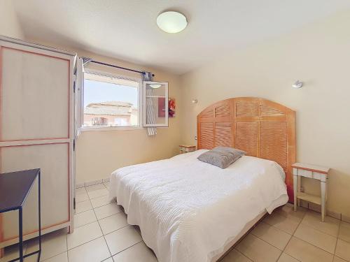 une chambre avec un grand lit et une fenêtre dans l'établissement Callian : Appartement sécurisé près du Lac, animaux admis - FR-1-779-12, à Callian