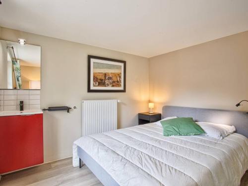 - une chambre dotée d'un lit avec un oreiller vert dans l'établissement Villa VertMer : Évasion paisible entre plénitude et plage - FR-1-788-71, à Varaville