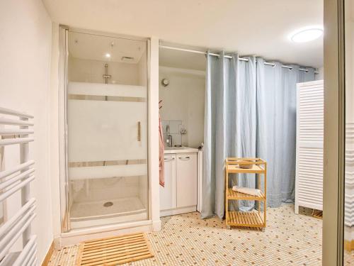 une salle de bain avec douche et lavabo dans l'établissement Villa VertMer : Évasion paisible entre plénitude et plage - FR-1-788-71, à Varaville