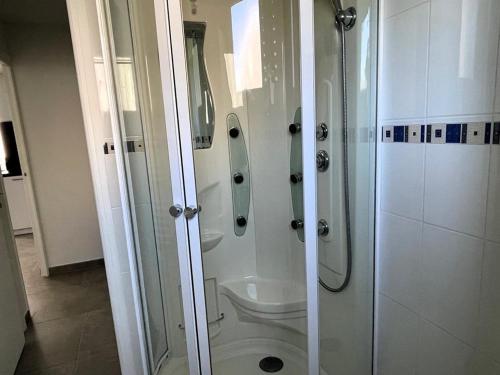 une salle de bain blanche avec toilettes et douche dans l'établissement La Grande Motte: Appart 2 pièces lumineux, 4 couchages, parking privé - FR-1-790-35, à La Grande Motte