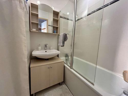 une salle de bain avec un lavabo et une douche dans l'établissement Studio cabine 4 pers avec piscine et parking - FR-1-225D-223, à Saint-Cyprien
