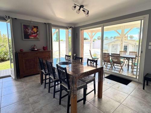 Photo de la galerie de l'établissement Villa pour 6 pers. avec piscine au Cap d'Agde - FR-1-607-218, au Cap d'Agde