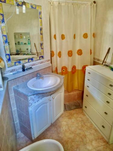 une salle de bain avec un lavabo et un miroir dans l'établissement Appt Spacieux, centre ville 3 min a pieds a monaco, à Beausoleil