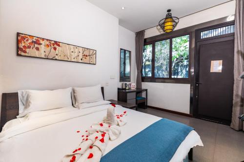 平遥Elsewhere Hotel Inn North Street Branch的卧室里有一张白色的大床和一扇窗户