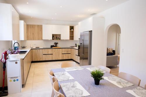 une cuisine et une salle à manger avec une table et des chaises dans l'établissement Maison de ville tout confort à Cannes et à 10 Minutes à pied de la plage, à Cannes