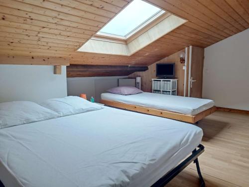 - 2 lits dans une chambre avec une lucarne dans l'établissement Maisonnette avec Terrasse, Parking à 800m de la Plage - FR-1-778-36, à Dolus-d'Oléron
